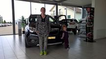 Marlene Villiger mit Ihrer Tochter und Ihrem Opel Mokka